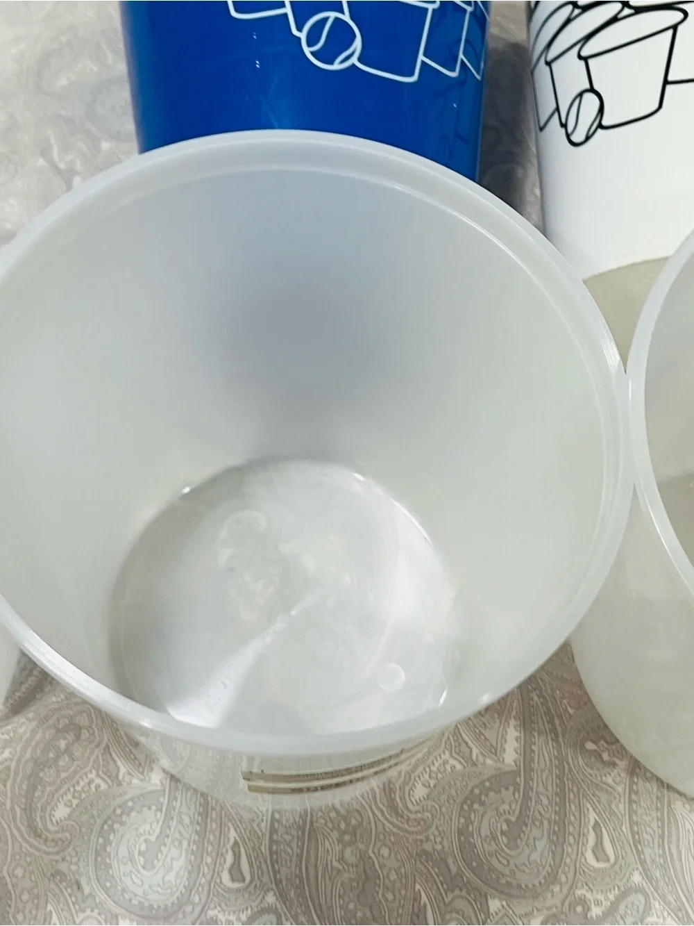 5 White& blue Plastic Bucket with 3 Foam water blasters playing toys